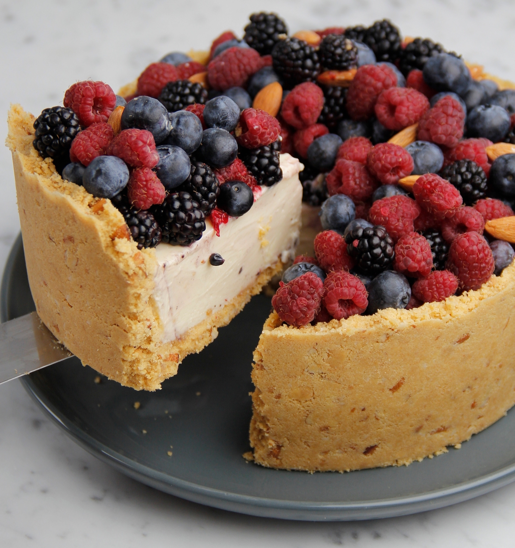 Cómo hacer tarta de chocolate blanco con almendras y frutos rojos - La  Tercera