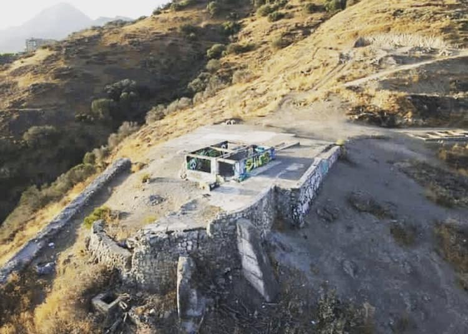 La casa abandonada en el cerro Alvarado, Vitacura. Crédito: @provincianoenlaciudad