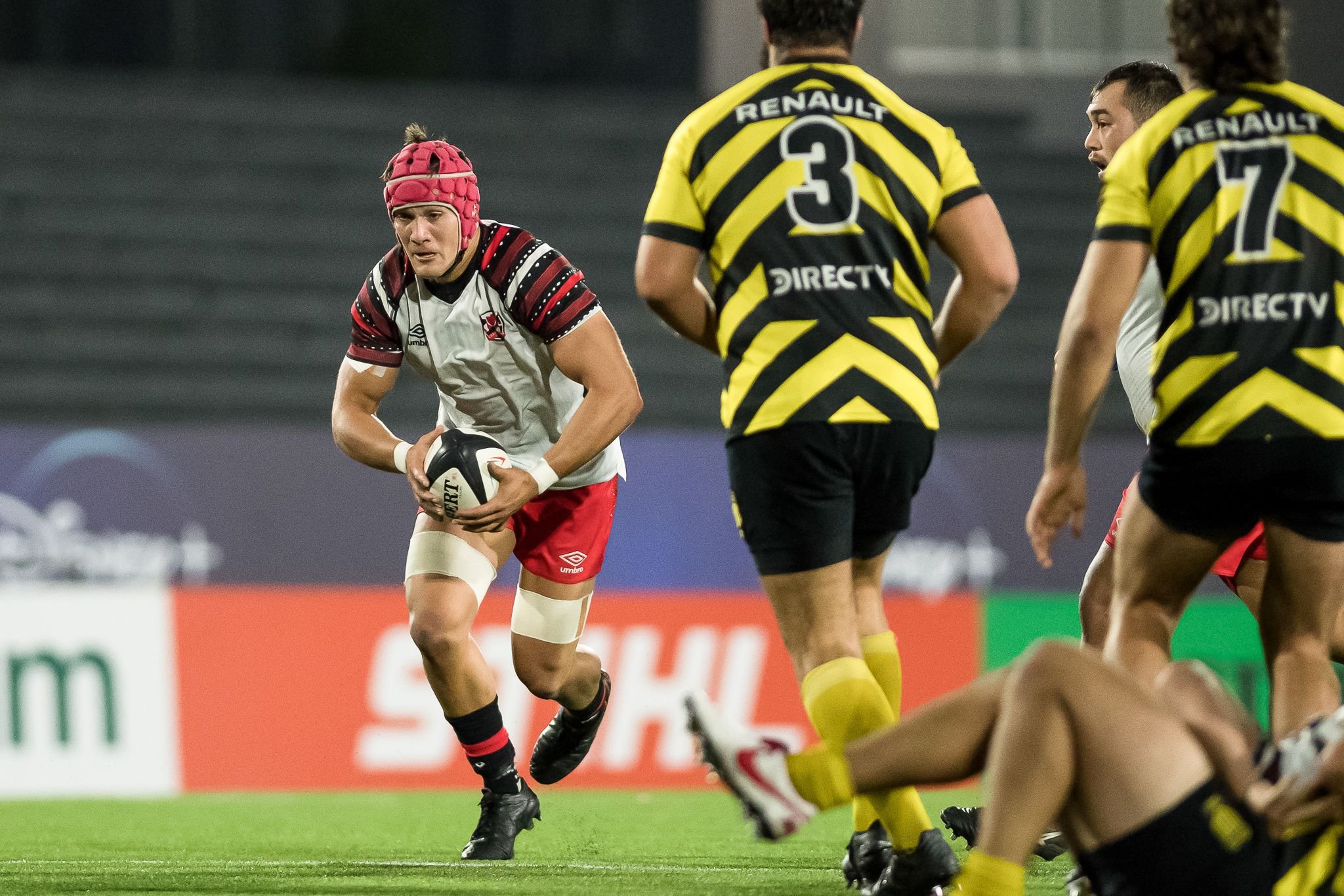 Un jugador del Selknam lleva el balón durante la semifinal ante Peñarol, en la Superliga Americana de Rugby. Foto: Twitter oficial de la SLAR.