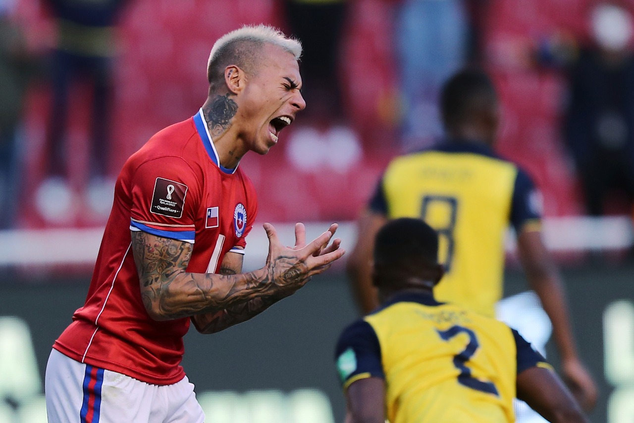 Eduardo Vargas se lamenta en Ecuador. El delantero debería ser una de las esperanzas de gol de la Roja