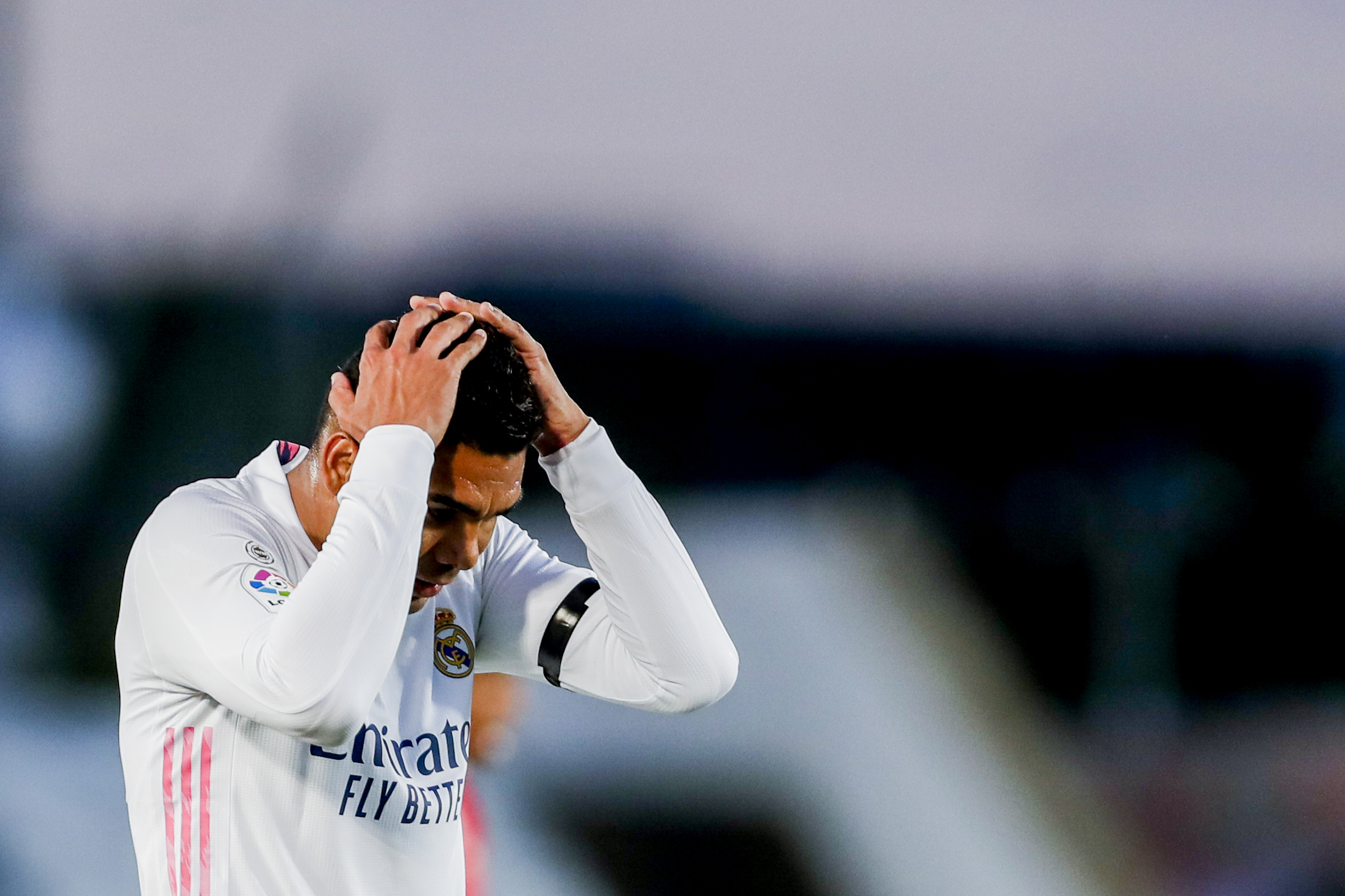 Casemiro se lamenta durante el emáte del Real Madrid ante el Sevilla.