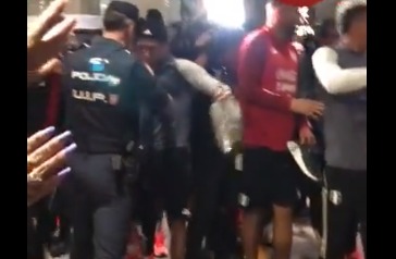 Una captura de video de los incidentes entre la selección peruana y la policía española.