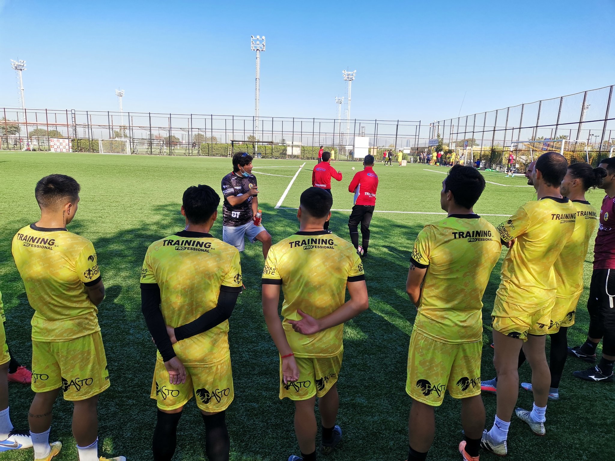 Carlos Encinas, entrevistado en El Diván del Kily, es el entrenador de Lautaro de Buin, equipo que ha vivido semanas complejas.