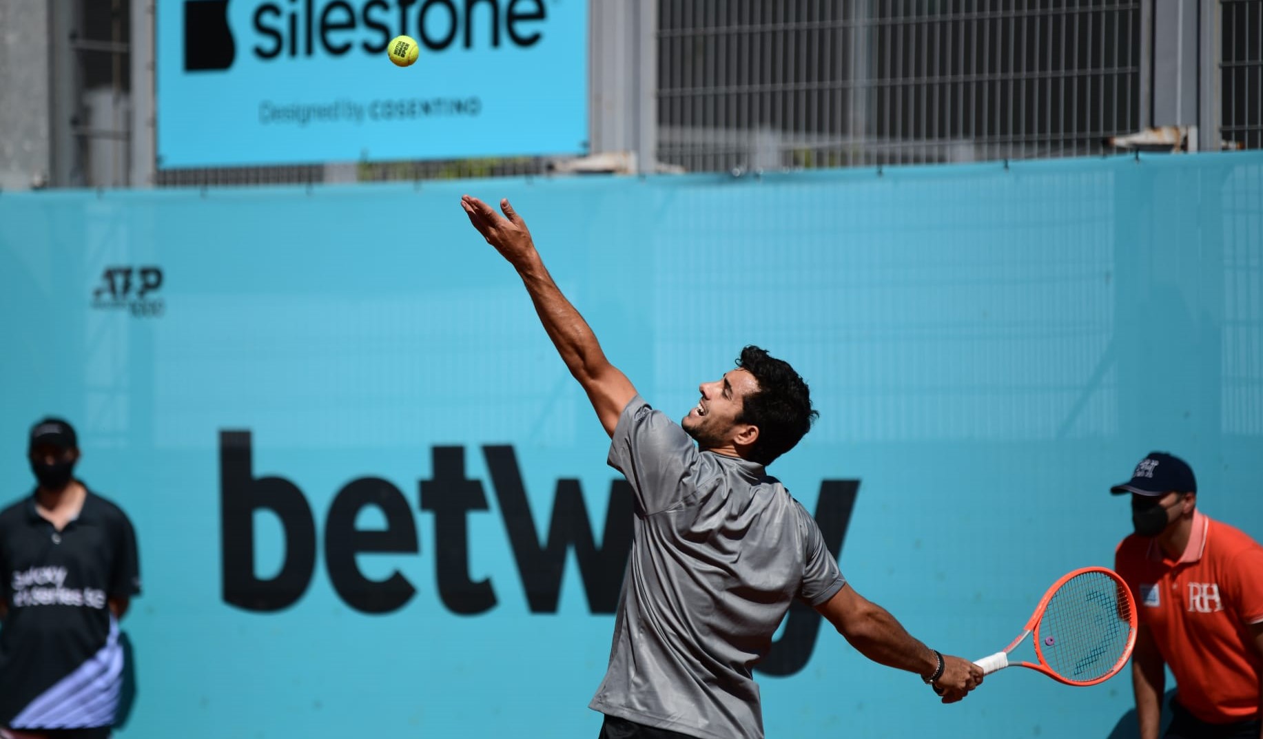 Christian Garin vence a aleman Koepfer y avanza a los octavos de final en Madrid.