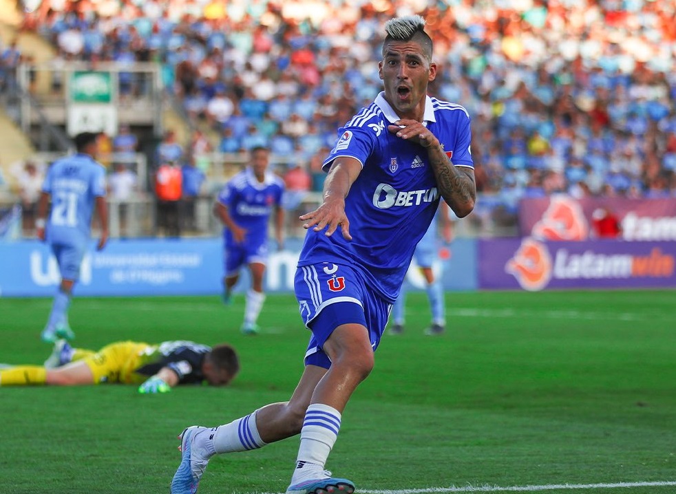 Leandro Fernández realiza su tradicional festejo, por primera vez con la camiseta de la U.