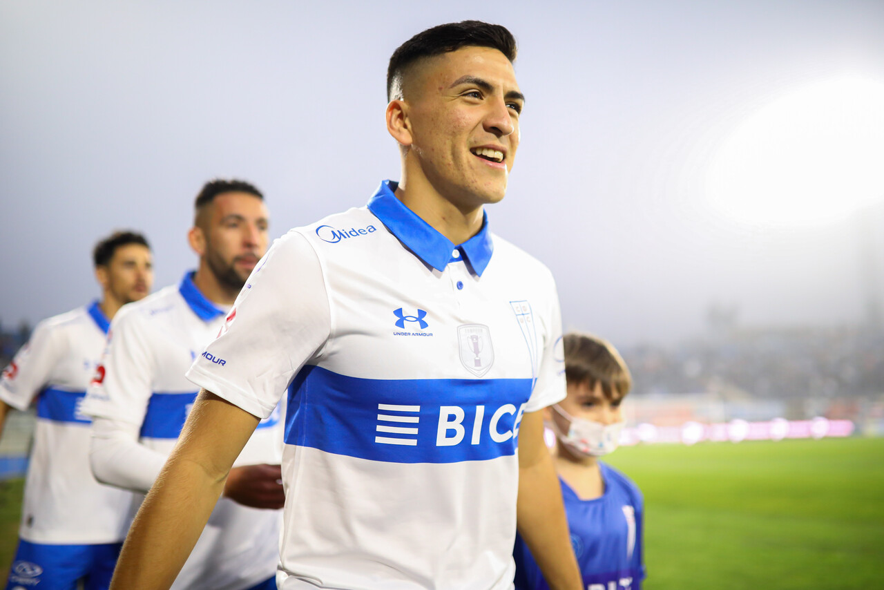 Marcelino Núñez salta al terreno de juego en el encuentro entre Universidad Católica y Cobresal.