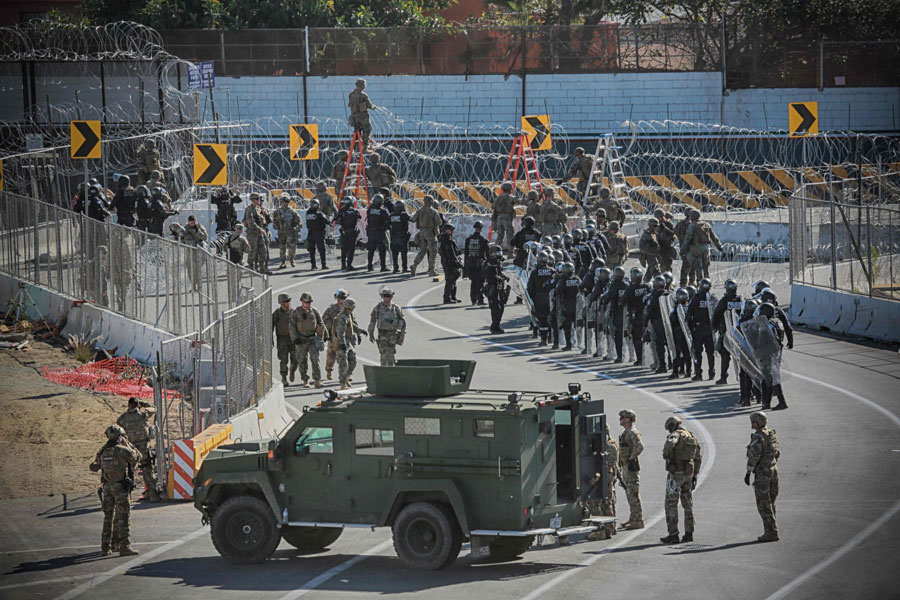 Grupo de migrantes centroamericanos intentan cruzar la frontera entre Estados Unidos y México