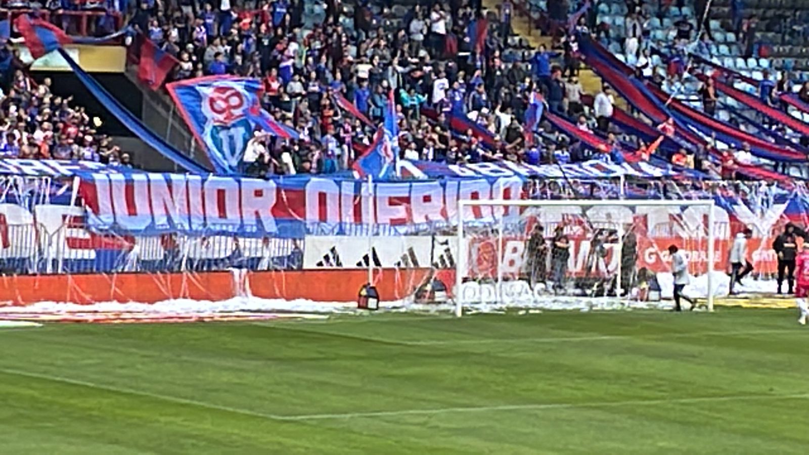 El lienzo que le dedicó la barra de Universidad de Chile a Junior Fernandes.