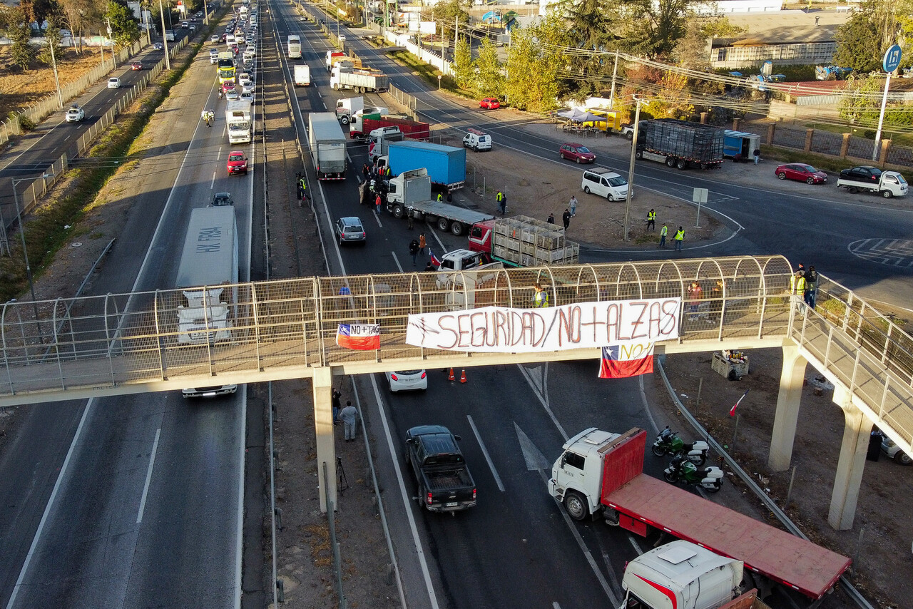 Gremio de Camioneros paralizan funciones y bloquean parte de la ruta 5 sector Buin-Paine km 41 por la alzas de combustible y exigiendo mayor seguridad