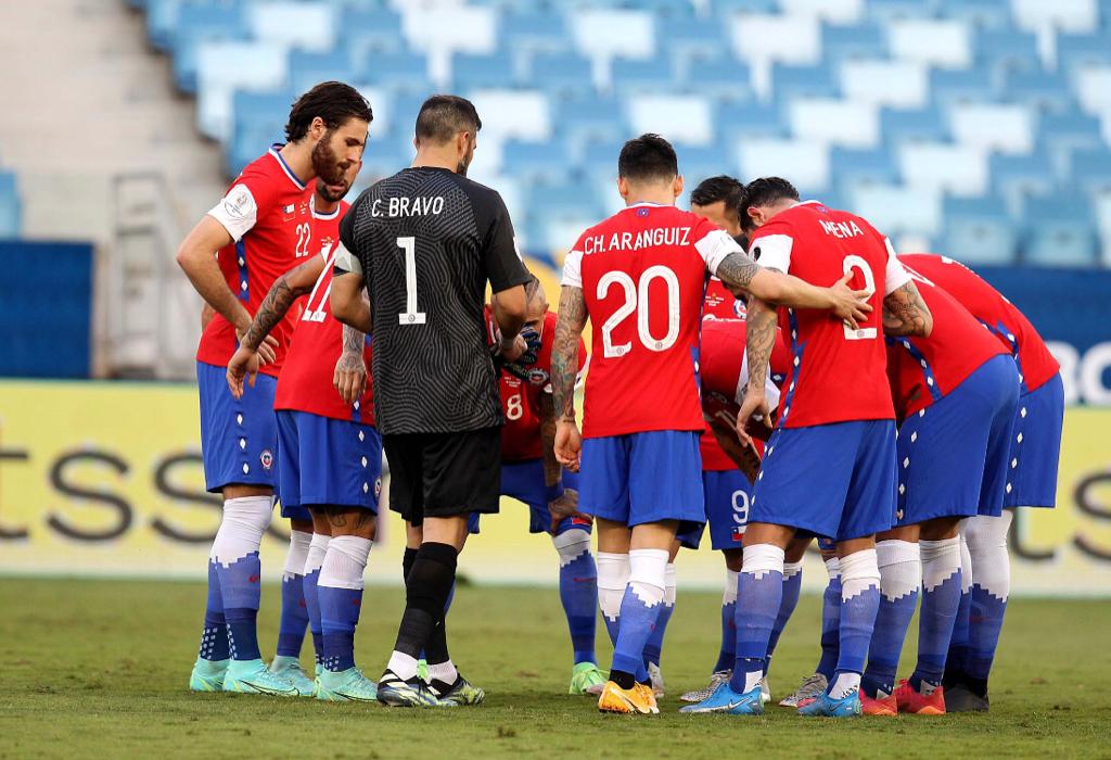 Los jugadores de la selección chilena en la charla previa al partido con Bolivia, por la Copa América. FOTO: @LaRoja.