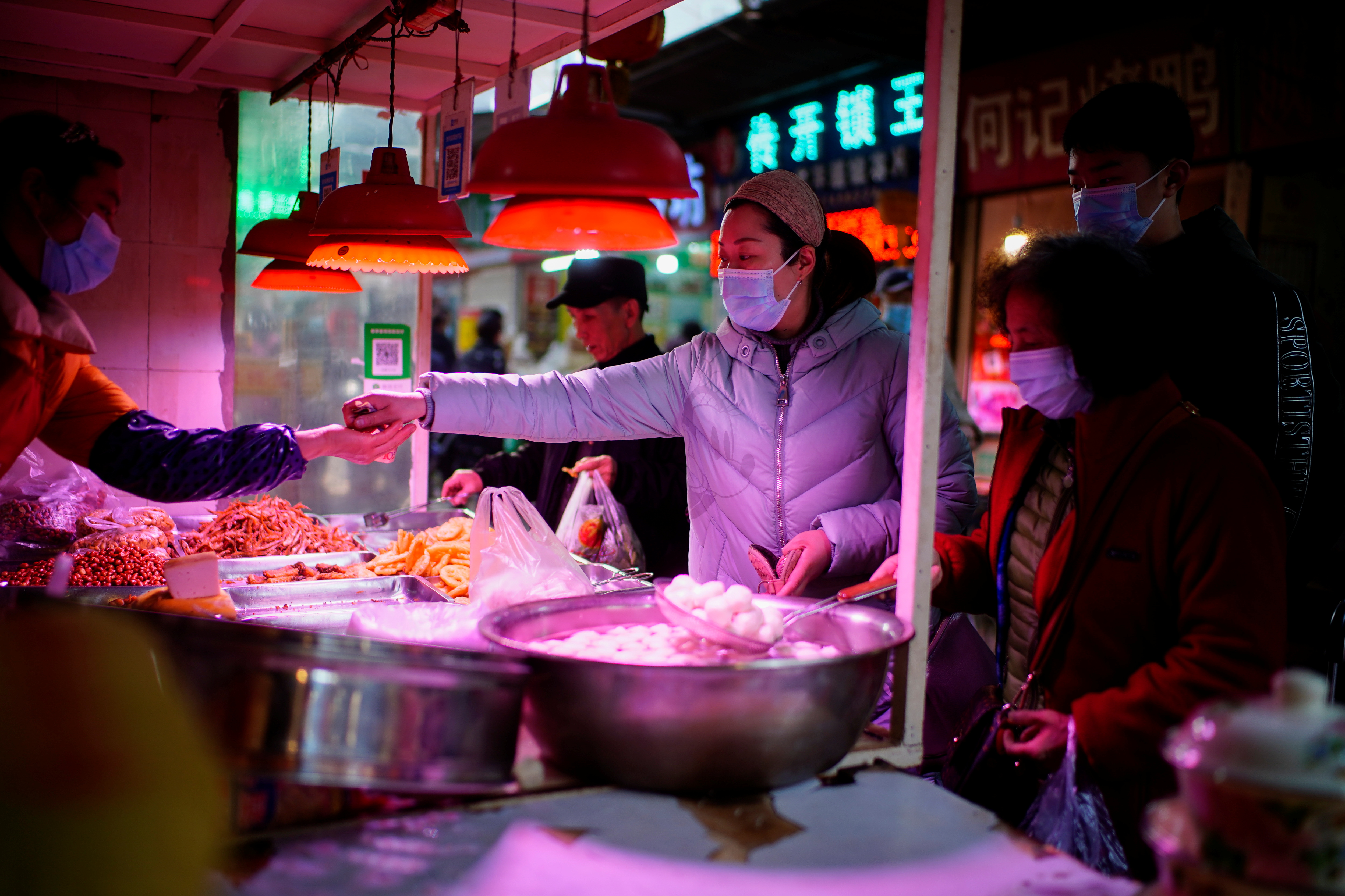 Zorros, tejones y perros: Científicos aseguran que el Covid se originó en el temible mercado de animales vivos de Wuhan estudio Science