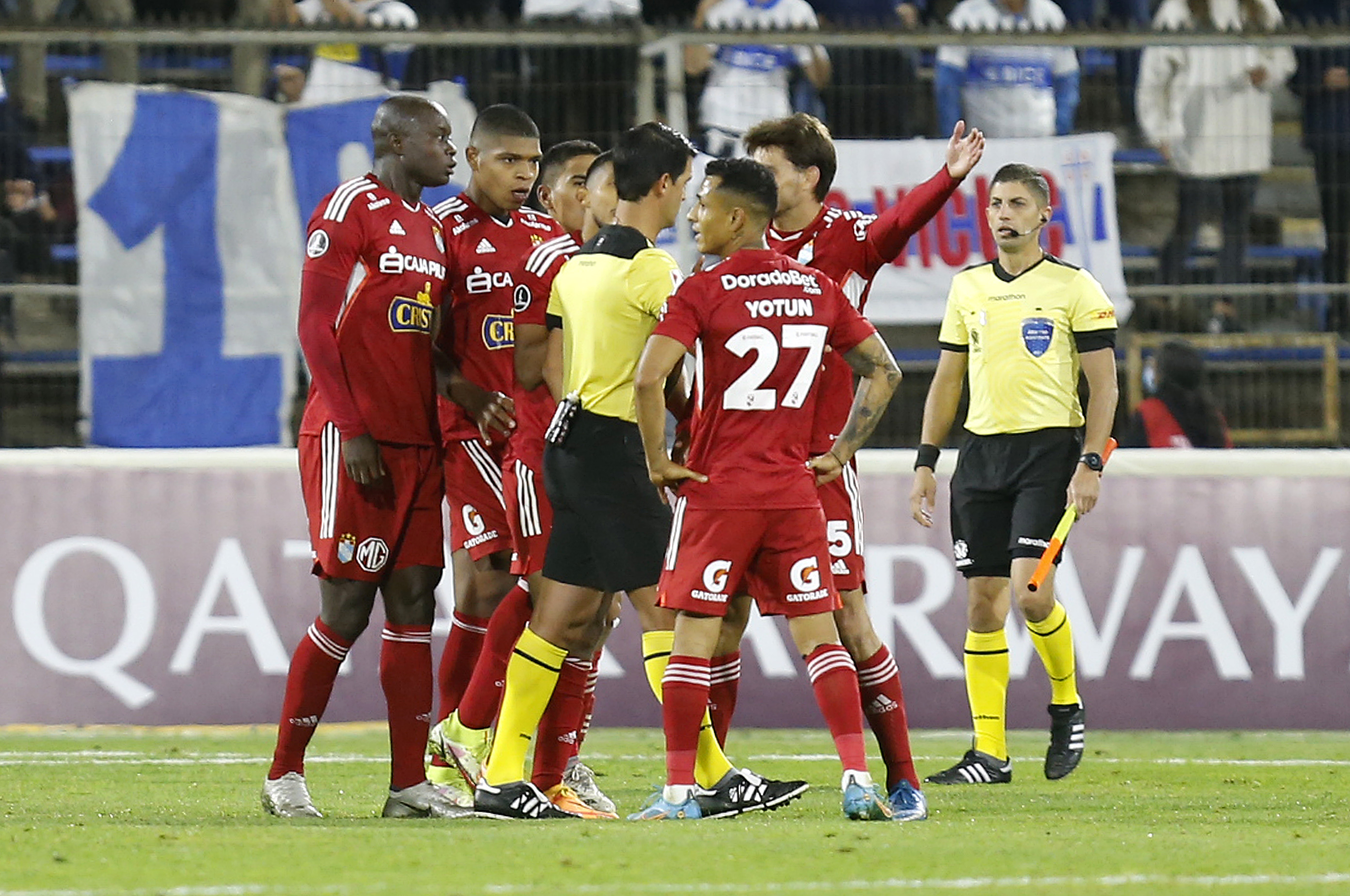 El juez uruguayo Leodán González es rodeado por jugadores de Sporting Cristal.