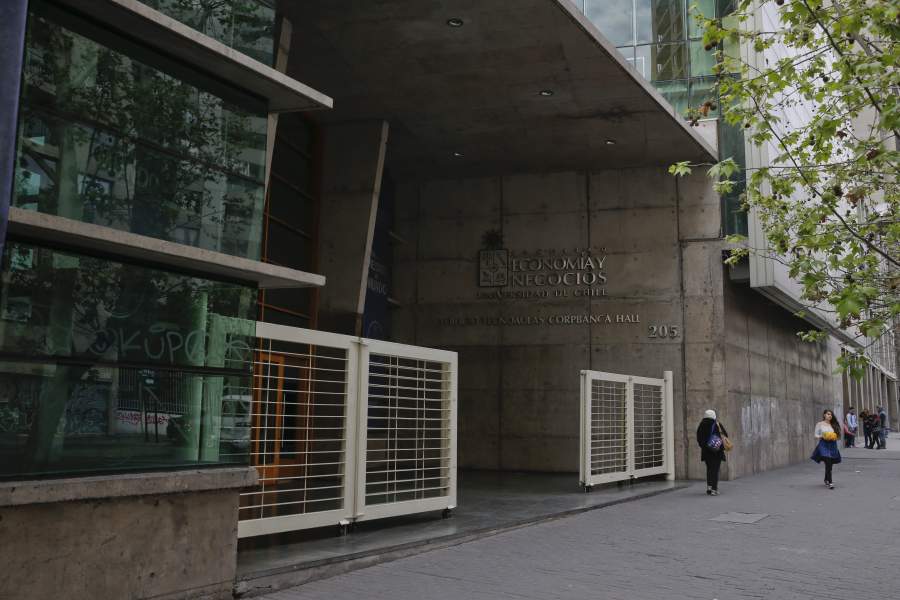 Fachada de la Facultad de Economía y Negocios de la Universidad de Chile