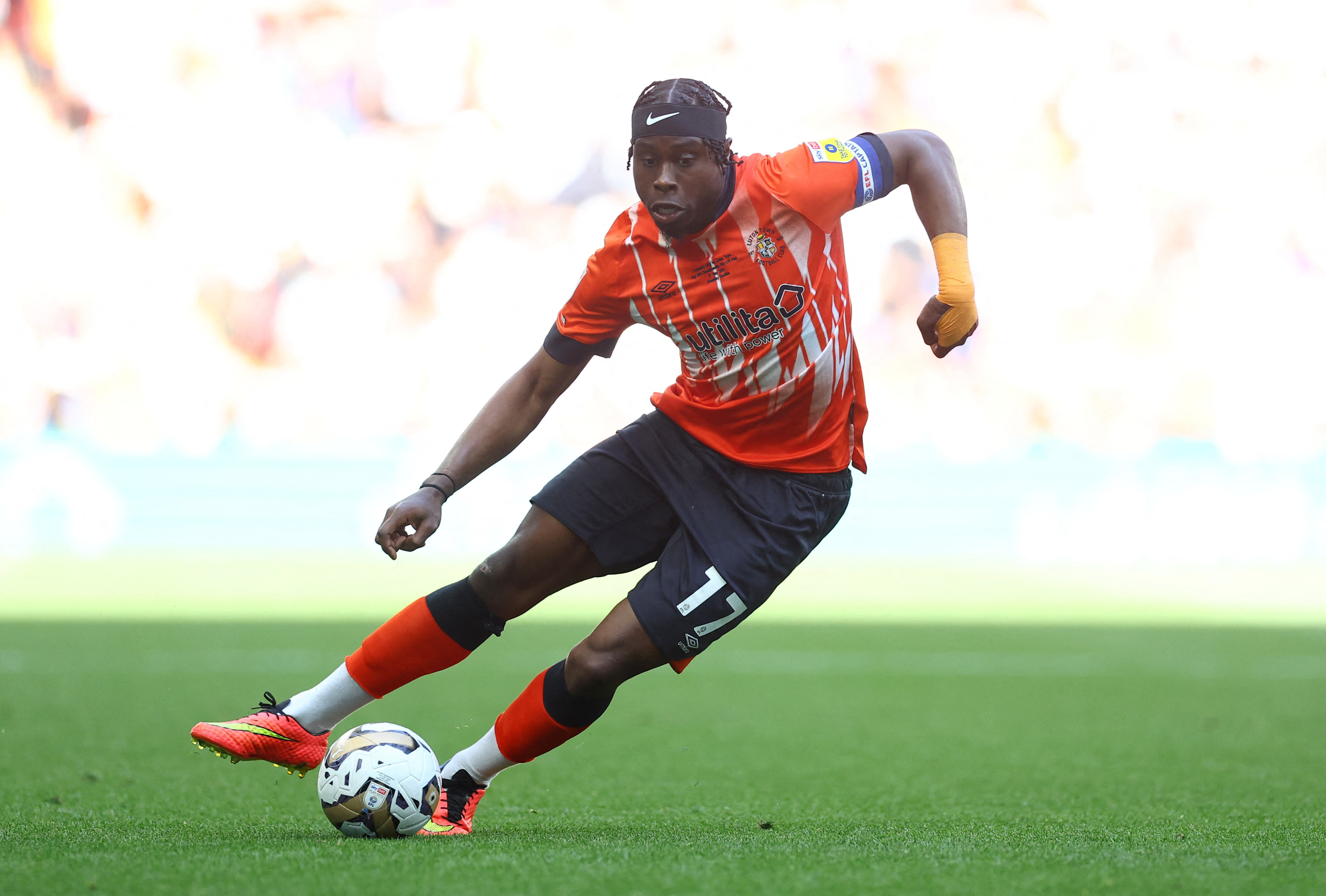 Luton Town, novato da Premier League, tem o menor estádio e missão de parar  'gigantes' ingleses - Estadão