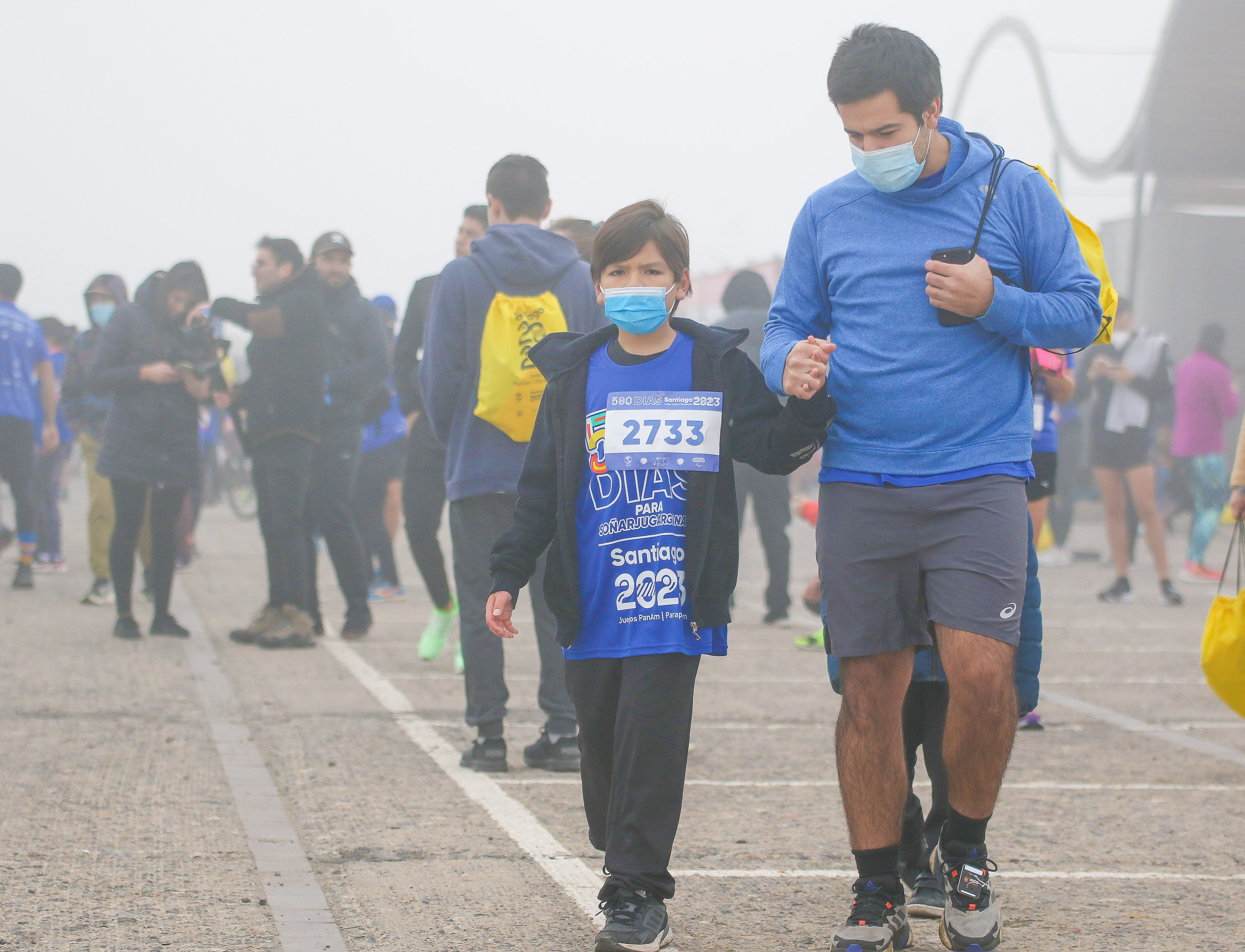 Un padre y su hijo en la Corrida Santiago 2023. Foto: Santiago 2023.