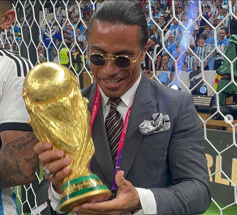 Salt Bae, con la Copa del Mundo en sus manos