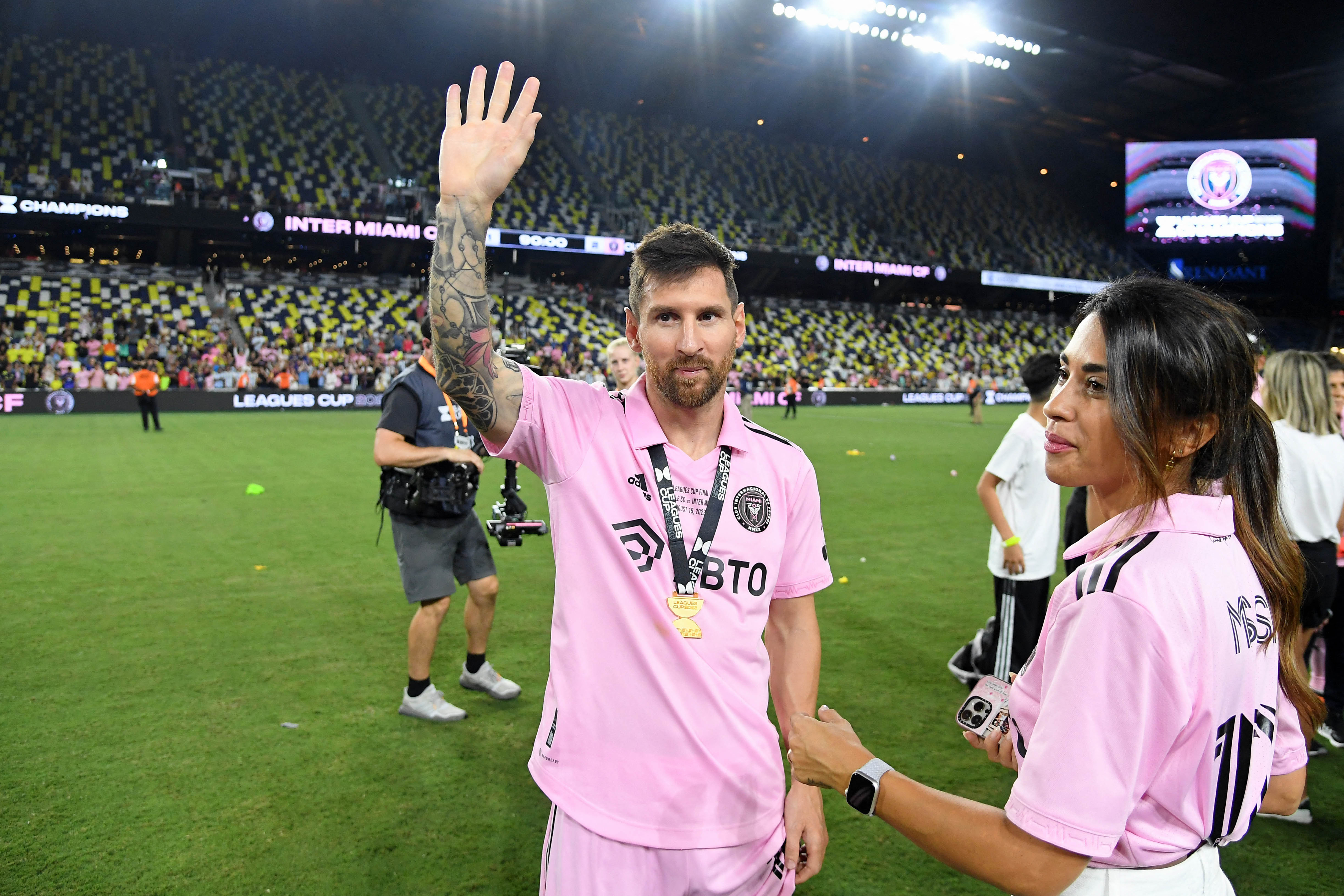 Messi lota estádio com famosos para assistir partida da MLS