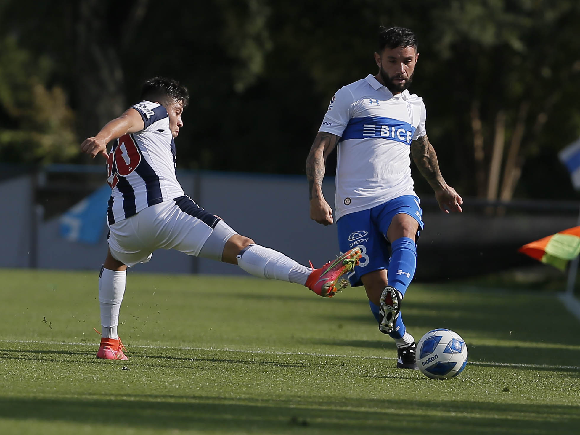 Eugenio Mena es titular en el amistoso entre la UC y Talleres, en San Carlos de Apoquindo.