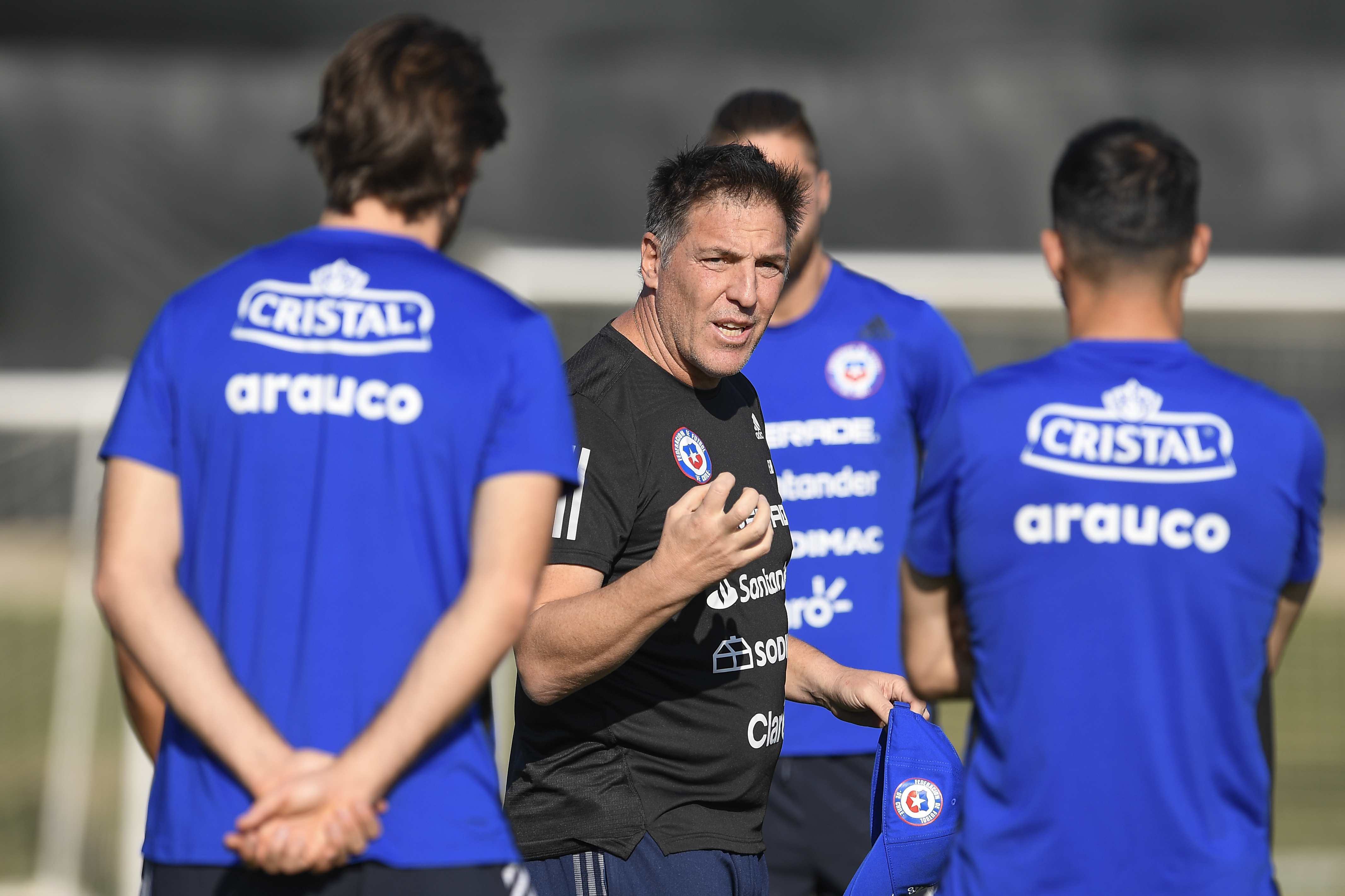 Eduardo Berizzo explicó por qué Claudio Bravo no fue citado para los amistosos contra Marruecos y Qatar.