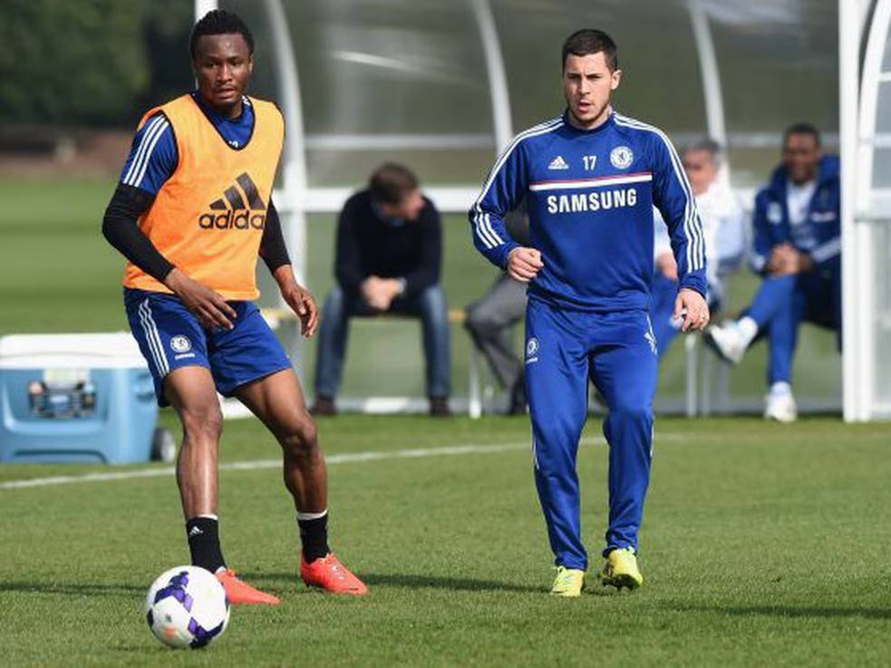 John Obi Mikel y Eden Hazard durante una práctica en el Chelsea.