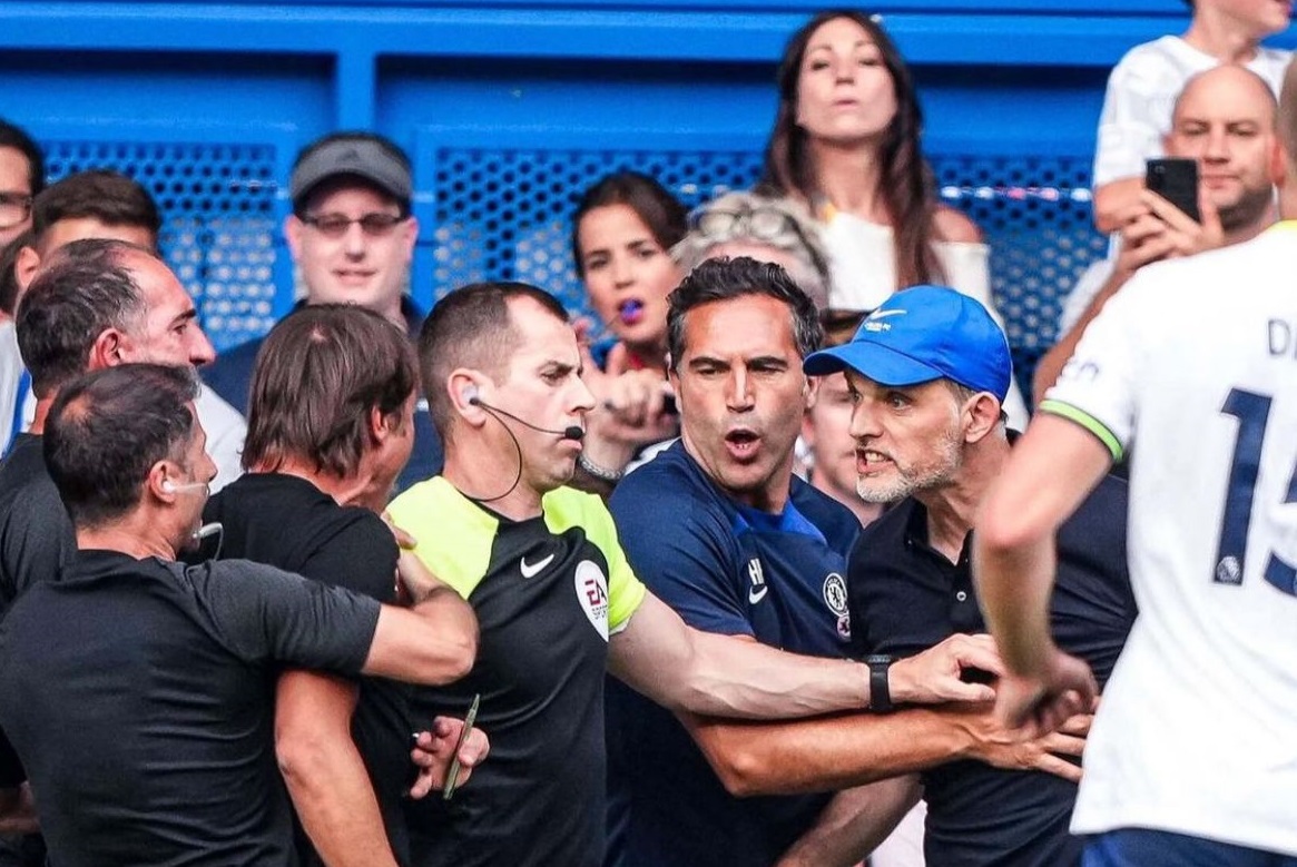 Conte celebrándole el gol en la cara a Tuchel.