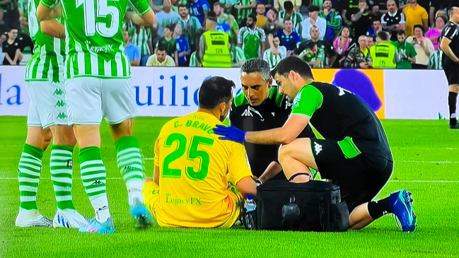 Bravo recibe atención médica durante el duelo ante el Barcelona. FOTO: captura de pantalla.