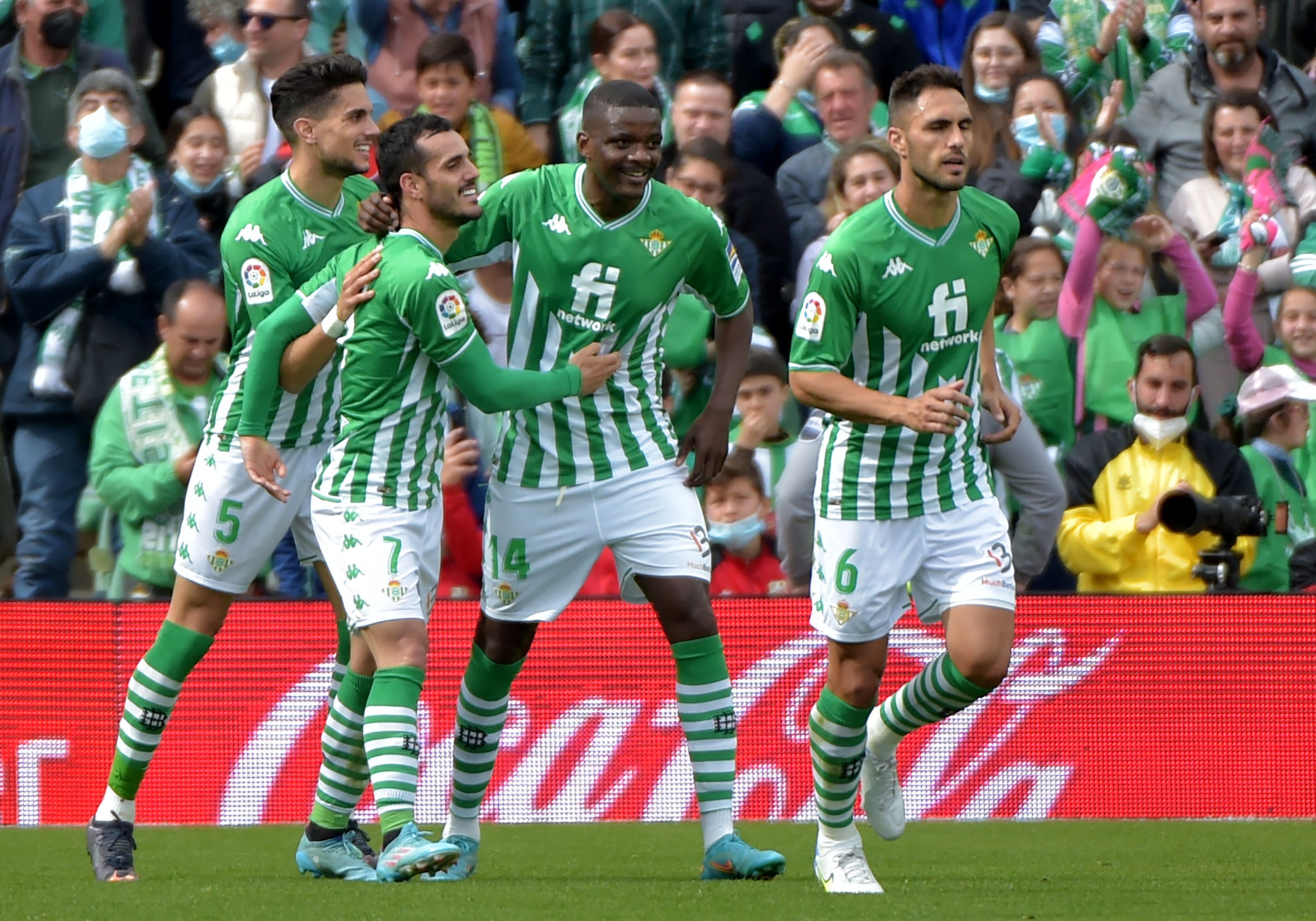 El Betis de Manuel Pellegrini goleó al Osasuna con Claudio Bravo todo el partido.