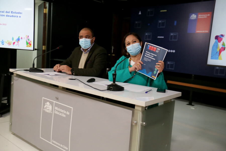 El ministro de Educación, Marco Antonio Avila, y la subsecretaria de Educación Superior, Verónica Figueroa, presentan el primer informe de caracterización socioeconómica de las y los deudores del Crédito con Aval del Estado (CAE). FOTO: LUIS BOZZO /AGENCIAUNO