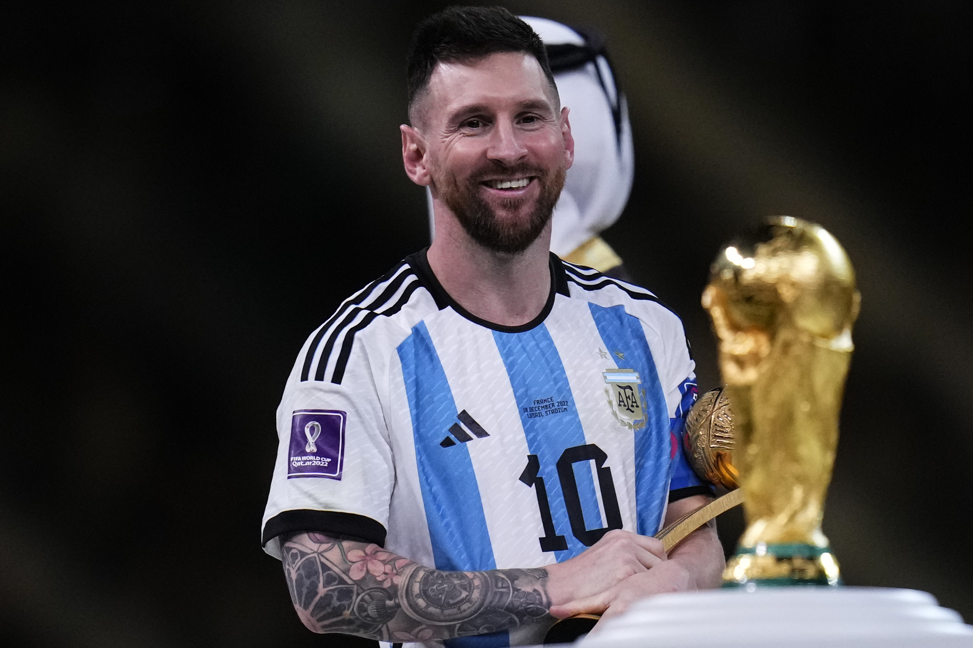 Dónde está hoy la Copa del Mundo que levantó Messi :: Olé 