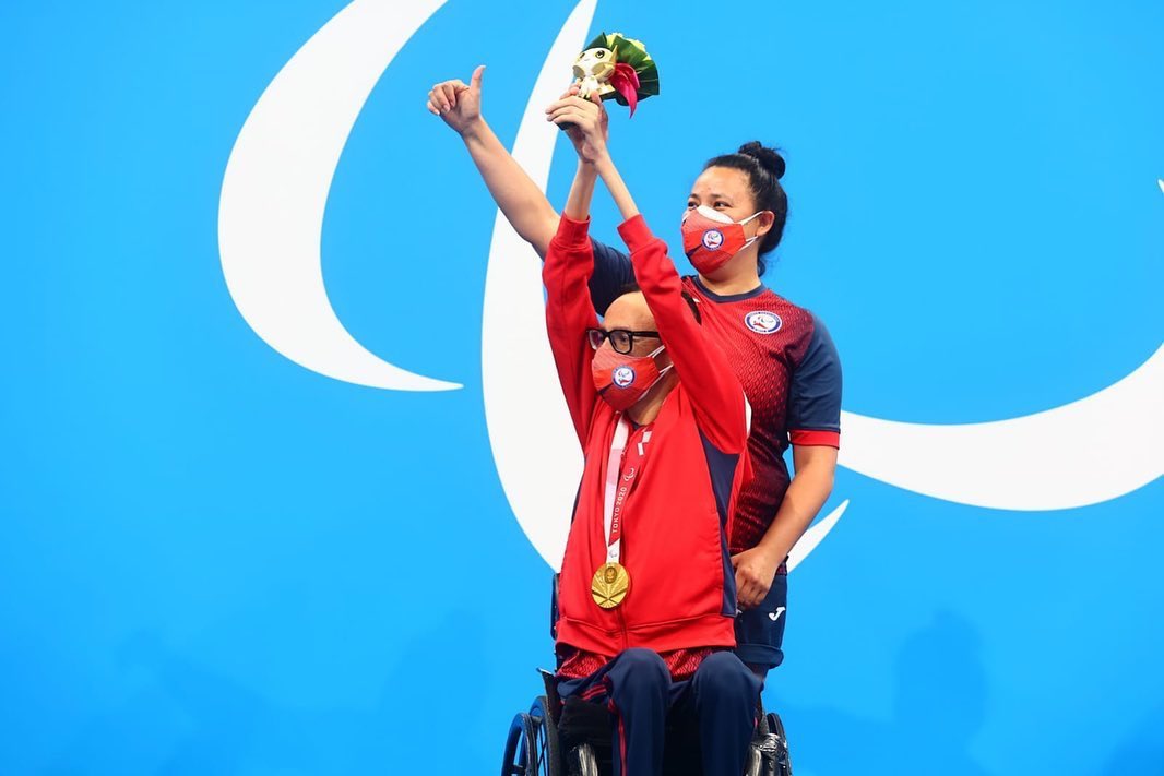 Alberto Abarza celebra con la medalla de oro colgada al pecho.