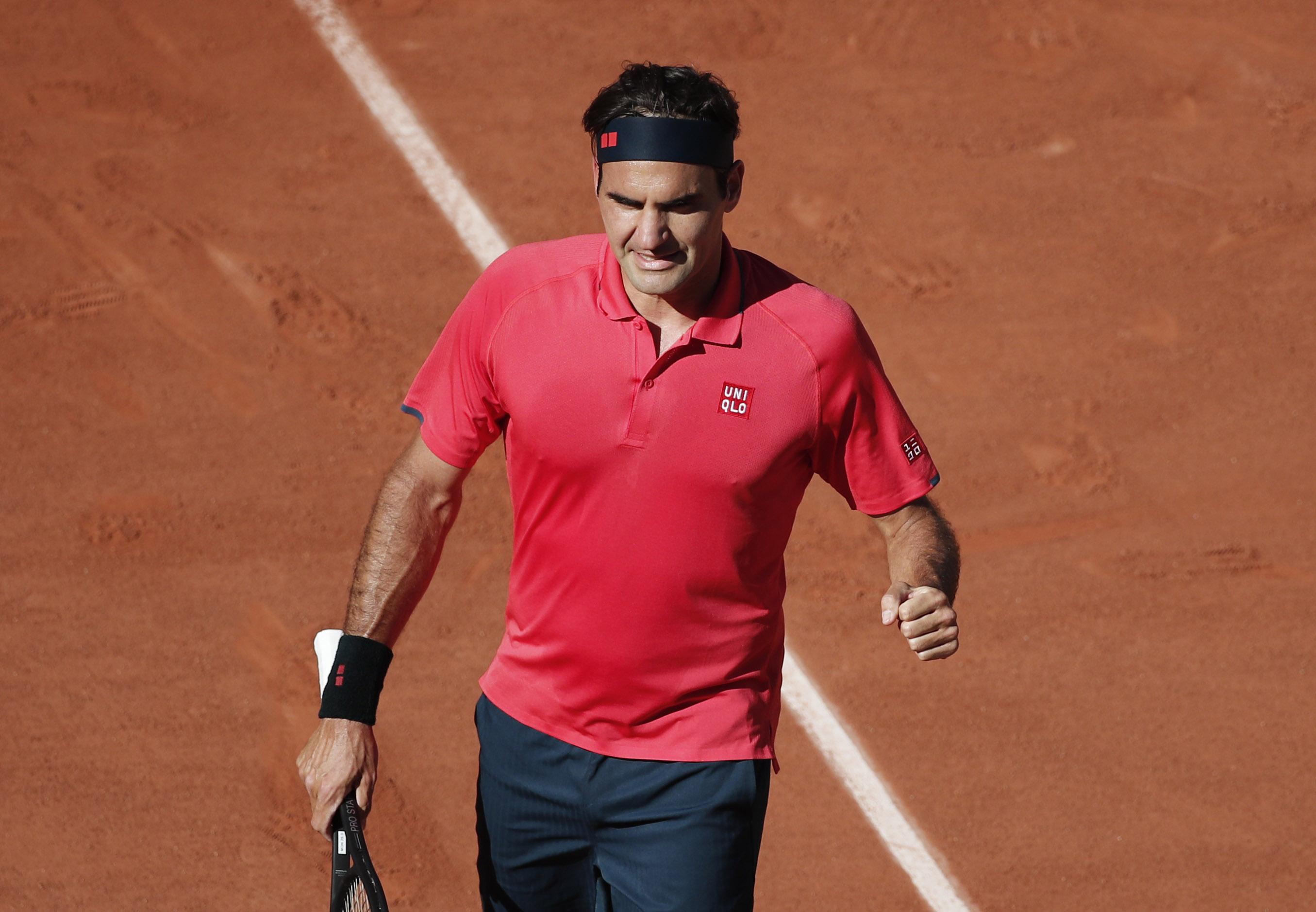 Roger Federer avanza a la segunda ronda de Roland Garros.