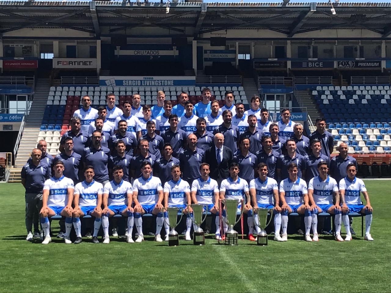 El plantel de la UC, junto al trofeo del Torneo Nacional 2021.