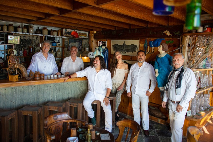 Los Jaivas sentados en la cocina de la casa de Pablo Neruda en Isla Negra