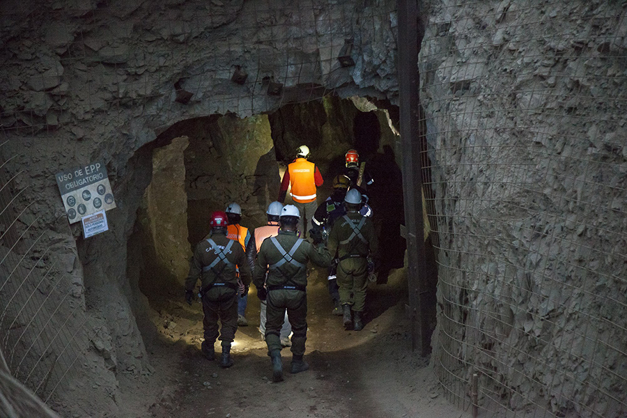 Rescatan en mina de Chile a un obrero vivo, otro muerto, y buscan al tercero