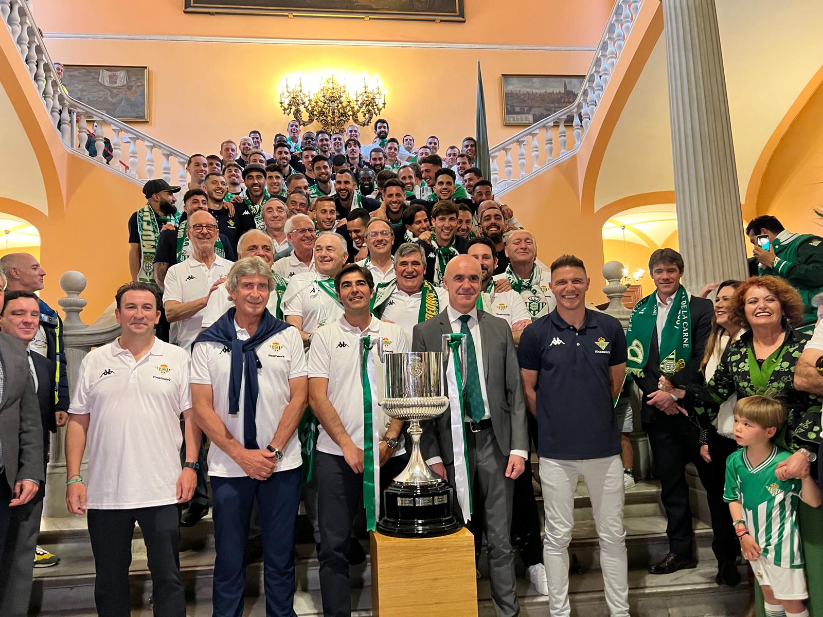 El equipo bético en el Ayuntamiento de Sevilla, junto al alcalde Antonio Muñoz. FOTO: @Ayto_Sevilla