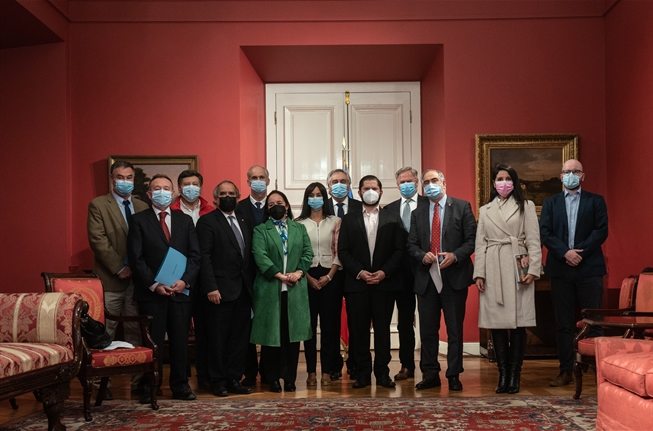 La bancada de senadores de RN con el Presidente Gabriel Boric.