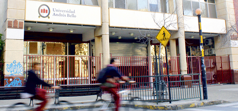 Fachada de Universidad Andrés Bello,