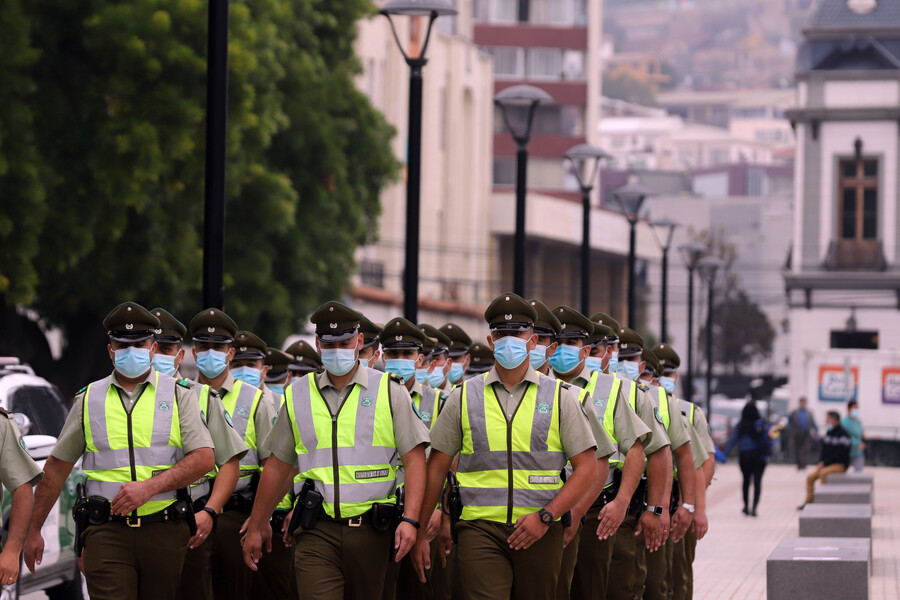 Autoridades anunciaron un importante contingente de alrededor de 100 Carabineros que llegó desde la Escuela de Suboficiales de Biobio hasta la ciudad de Valparaíso para reforzar la seguridad. Este personal se sumo de manera inmediata a las labores operativas y preventivas que realiza el personal policial en la ciudad puerto.
FOTO: MANUEL LEMA OLGUIN/AGENCIAUNO