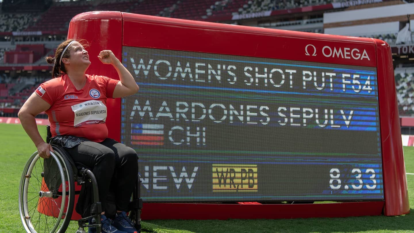 Francisca Mardones posa con la pantalla que muestra su récord mundial con el que aseguró la medalla de oro. Una actuación épica en Japón.