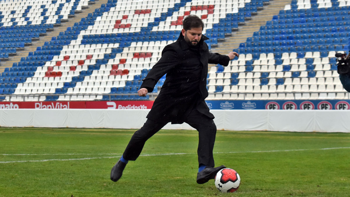 El Presidente Gabriel Boric ejecuta un penal en la cancha de San Carlos de Apoquindo