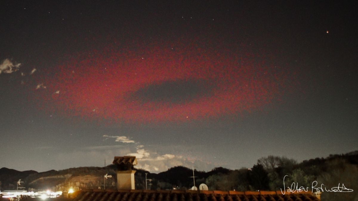 Un inquietante halo de luz roja parpadeó en el cielo como un ovni: ¿qué es  este fenómeno? - La Tercera