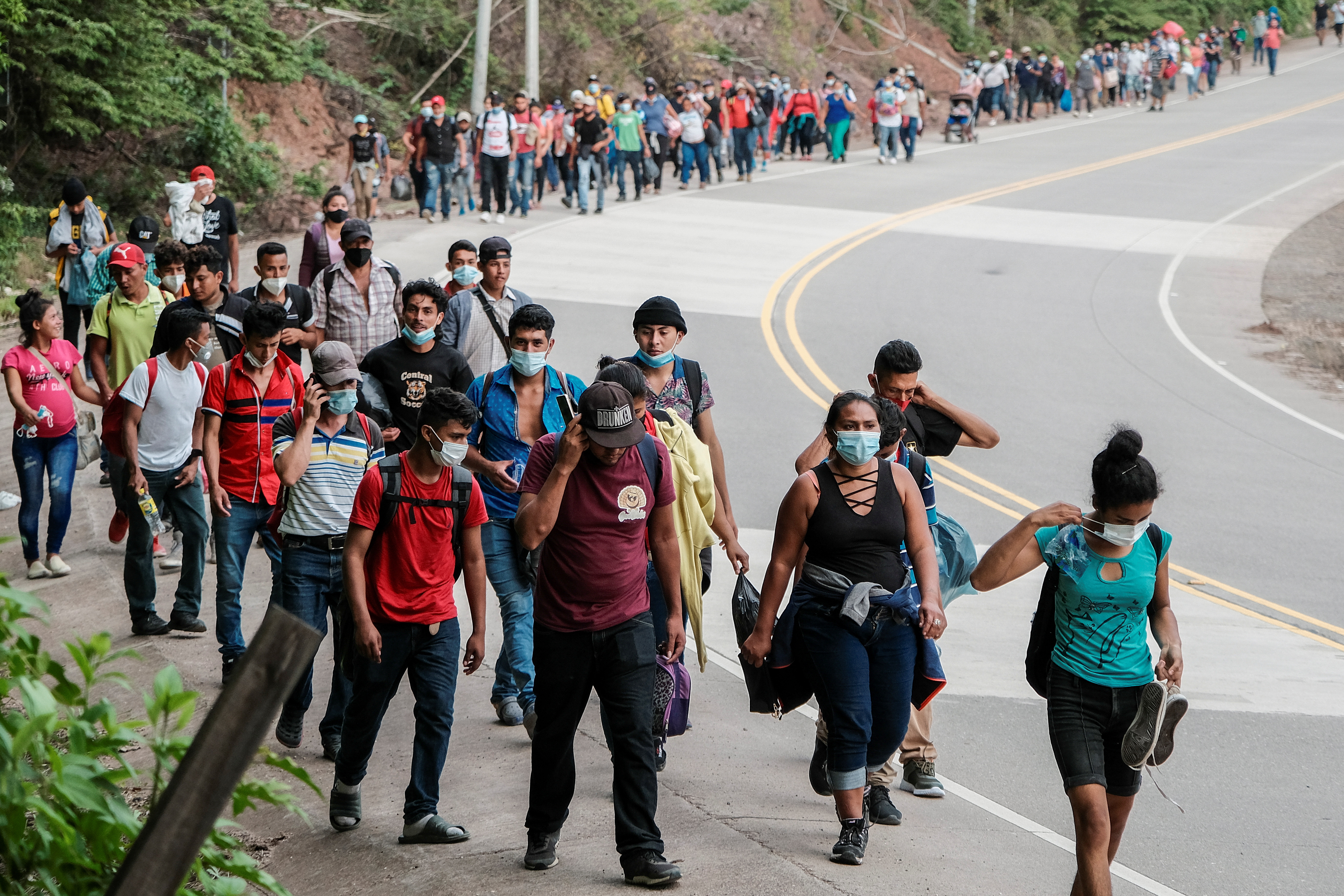 Migrantes hondure os inician una larga marcha hacia Estados Unidos