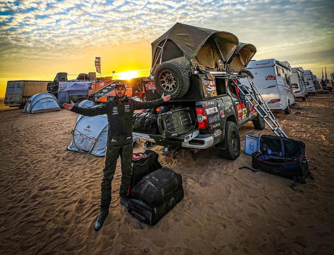 López, en el campamento del Dakar 2022. FOTO: @franciscochalecolopez / Instagram.