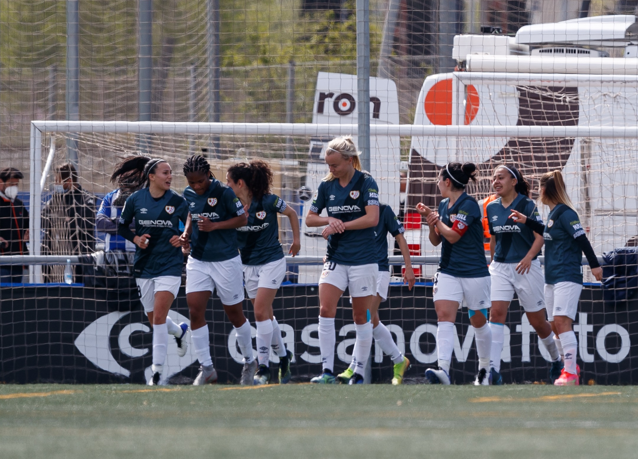 Camila Sáez festeja junto a sus compañeras uno de los goles del Rayo Vallecano frente al al RCD Espanyol. FOTO: @RayoFemenino / Twitter.