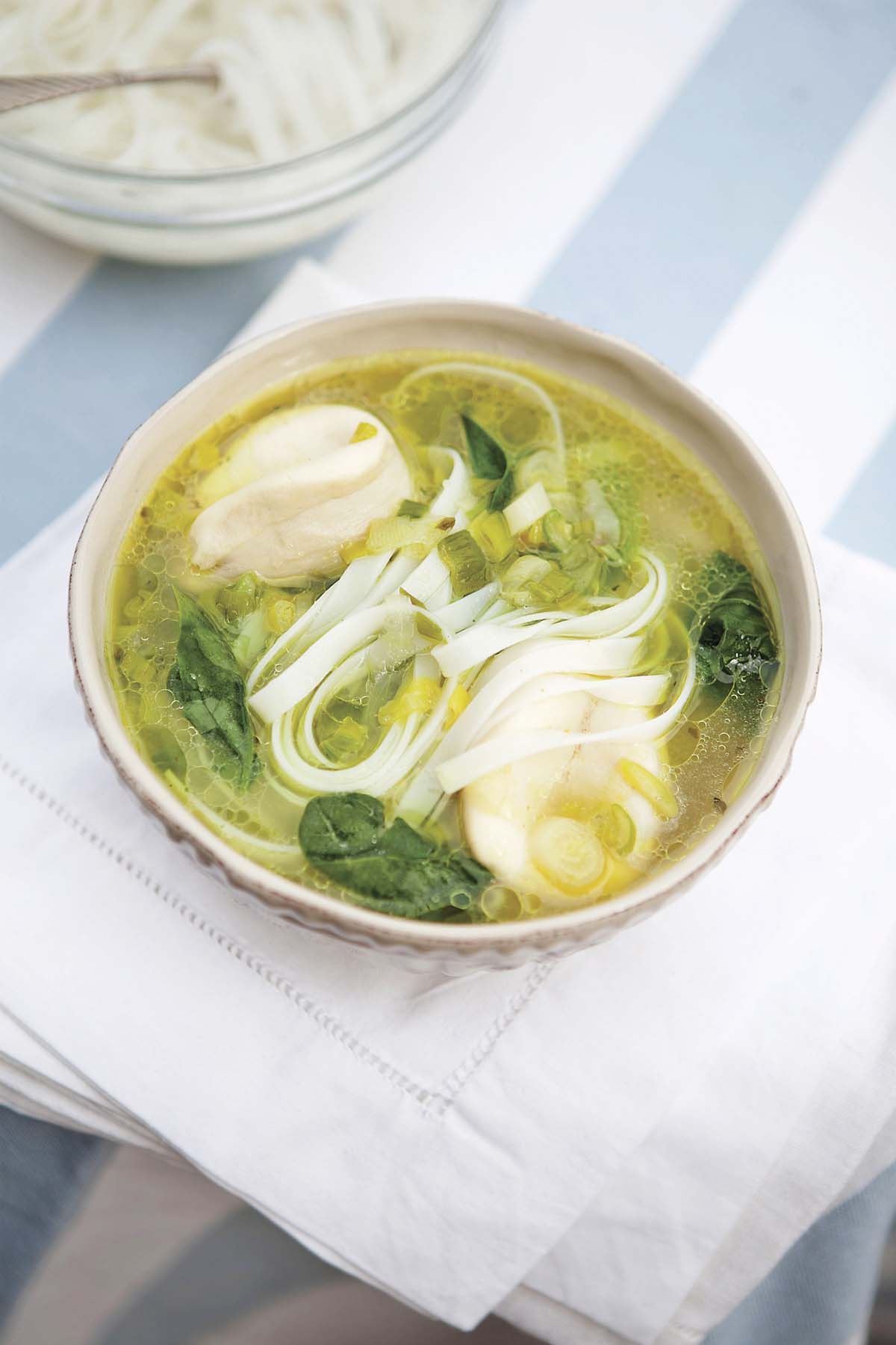 Sopa de locos, porotos verdes y fideos de arroz - La Tercera
