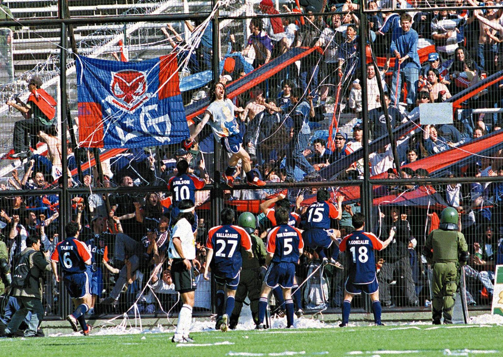 La última vez que la U festejó un triunfo en el Estadio Monumental ante Colo Colo fue en octubre de 2001. Foto: Archivo Copesa.