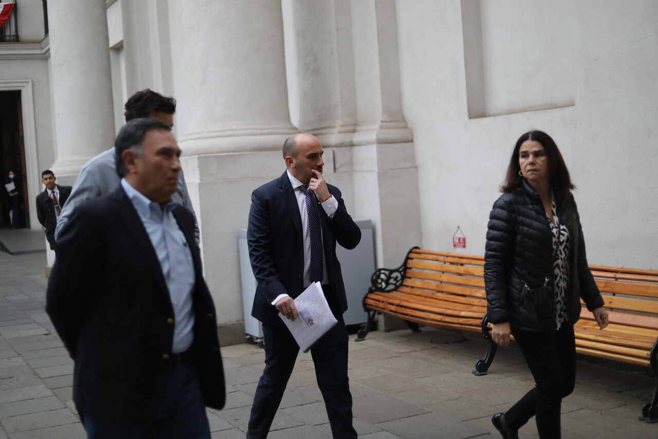 Los diputados RN, Andrés Longton, Ximena Ossandon, Miguel Mellado y Diego Schalper (detrás) en foto de archivo en La Moneda.