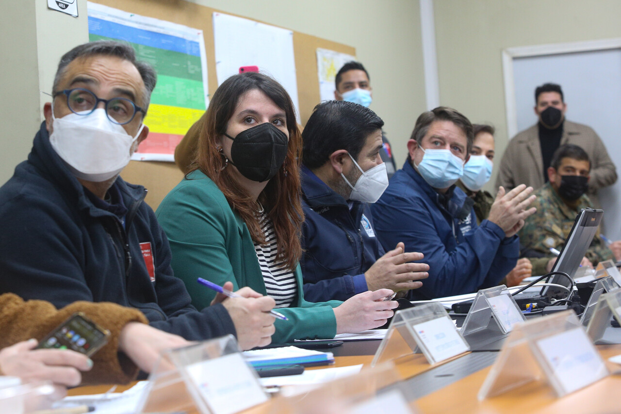 Debido al sistema frontal que afectará a la Región Metropolitana a partir de este miércoles, la delegada presidencial RM, Constanza Martínez, junto al director regional de Onemi, Miguel Muñoz, encabezarán el Comité para la Gestión de Riesgo y Desastres, que contará con la participación del Gobernador regional, Claudio Orrego, de Meteorología Chile, Arnaldo Zúñiga, el jefe de Unidad de SEC, Fernando Fredes, seremis, Carabineros, Bomberos y Ejército, con el objetivo de coordinar las acciones que se ejecutaran para este episodio meteorológico.
FOTO: DIEGO MARTIN/AGENCIAUNO