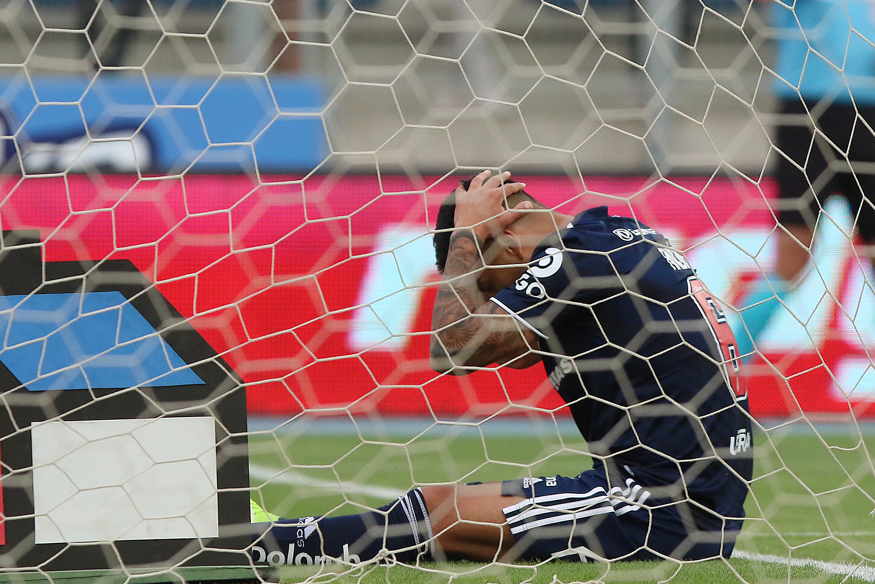 Yonathan Andia se lamenta, durante el partido válido por la fecha 27 del Campeonato Nacional AFP PlanVital 2021, entre Universidad de Chile y Palestino, disputado en el Estadio El Teniente de Rancagua.