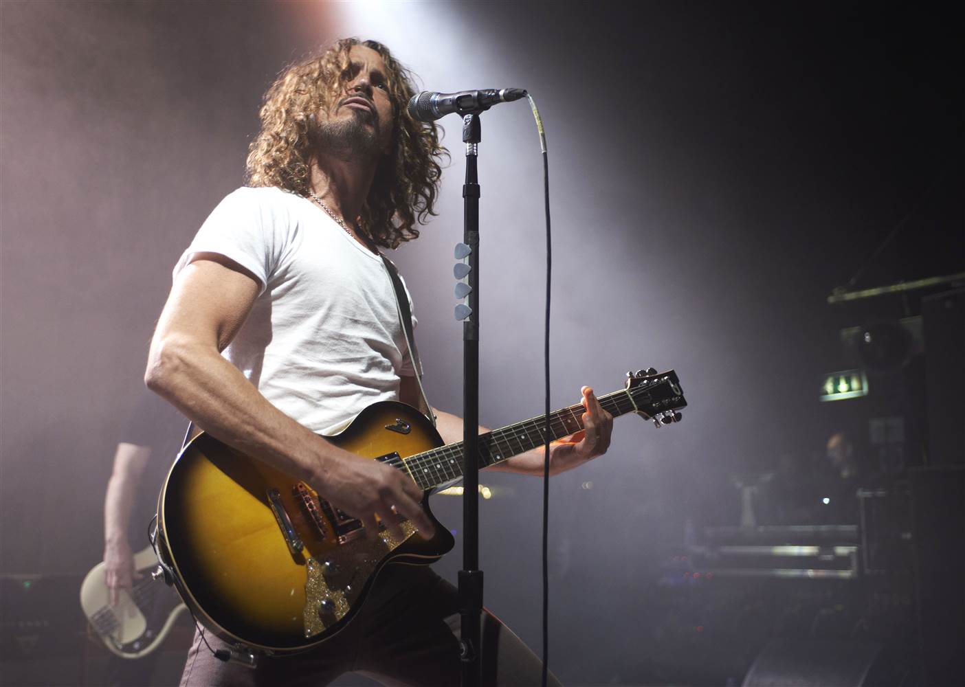 170518-chris-cornell-cr-0407_04_078cd0234fca04b8cec2e588e8895f52.nbcnews-ux-2880-1000